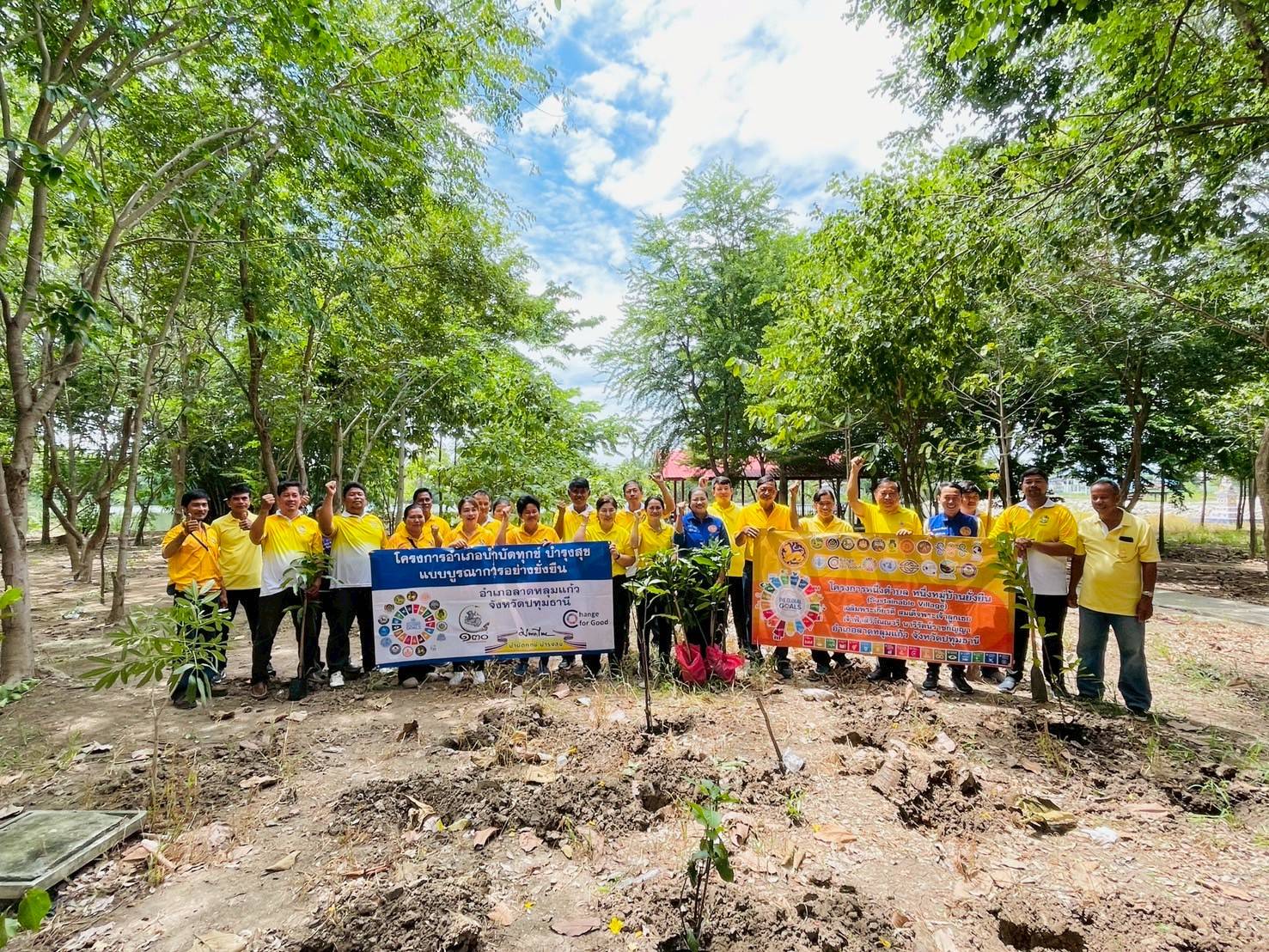 สำนักงานพัฒนาชุมชุนอำเภอลาดหลุมแก้ว “ร่วมกิจกรรมปลูกผัก ผลไม้ ในพื้นที่ตำบลระแหง“