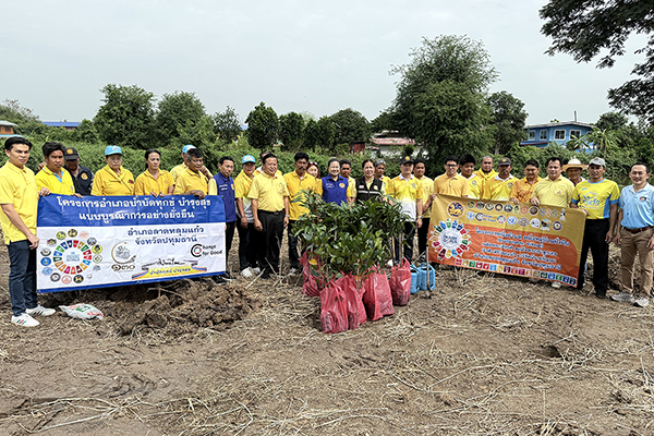 สำนักงานพัฒนาชุมชุนอำเภอลาดหลุมแก้ว ร่วมกิจกรรมปลูกผัก ผลไม้ ในพื้นที่ตำบลคูบางหลวง
